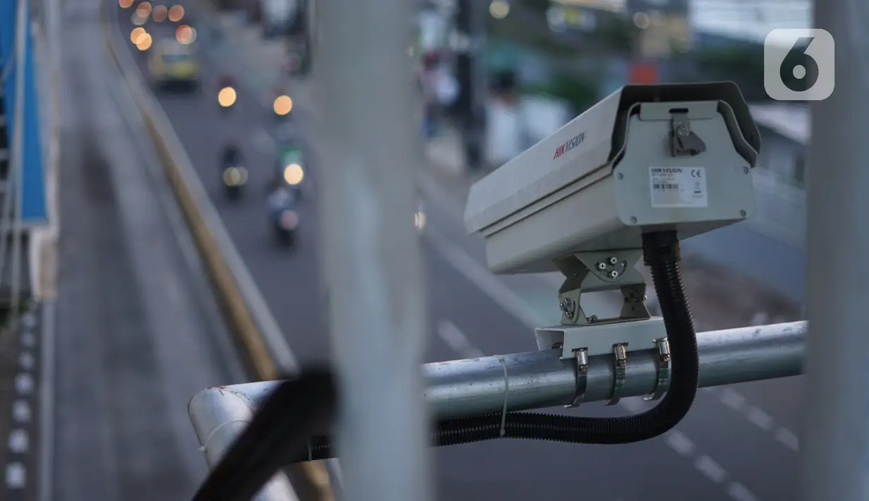 Kamera pengawas atau 'closed circuit television' (CCTV) terpasang di jalur koridor 6 Transjakarta di Mampang, Jakarta, Kamis (23/1/2020). Direktorat Lalu Lintas Polda Metro Jaya akan menerapkan tilang elektronik atau ETLE awal Februari 2020. (Liputan6.com/Immanuel Antonius)