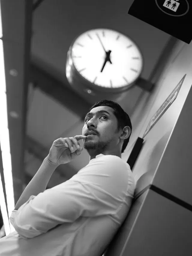 Pesona Arya Saloka saat Naik MRT