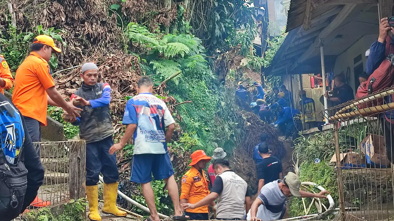 Hujan lebat yang mengguyur Kabupaten Bogor, Jawa Barat, sejak Sabtu (5/7/2025) sore hingga malam, memicu banjir dan longsor. (Istimewa)
