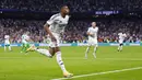 Pemain Real Madrid, Kylian Mbappe melakukan selebrasi setelah mencetak gol ke gawang Real Betis pada laga lanjutan Liga Spanyol 2024/2025 di Santiago Bernabeu, Madrid, Spanyol, Senin (02/09/2024) WIB. (AP Photo/Pablo Garcia)