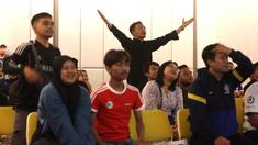 Fans The Blues tampak serius saat acara Roaring Night Liga Inggris antara Brentford vs Chelsea di Hotel Ibis Styles Jakarta, Sabtu (2/3/2024). (Bola.com/M Iqbal Ichsan)