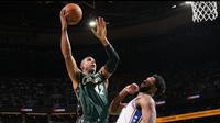 Forward Boston Celtics sedang one on one dengan Center Philadelphia 76ers Joel Embiid. (NBA)