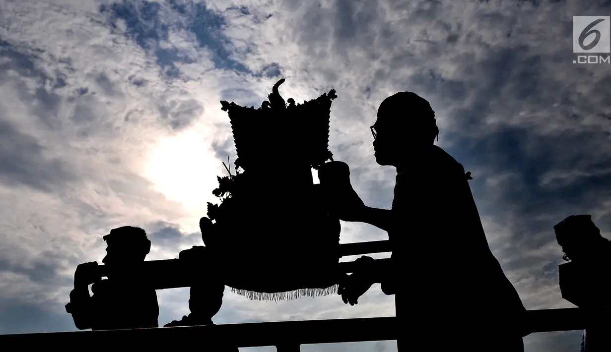 Umat Hindu mengarak Jempana berisikan sesaji dan benda sakral yang disucikan menuju Pura Segara, Cilincing, Jakarta, Minggu (3/3). Melasti merupakan upacara penyucian diri untuk menyambut Hari Raya Nyepi. (merdeka.com/Iqbal S Nugroho)