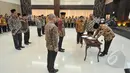 Kepala Staf Kepresidenan, Luhut Binsar Pandjaitan menandatangani surat pelantikan Deputi dan Staf Khusus Kantor Staf Kepresidenan di Auditorium Gedung III Sekretariat Negara, Jakarta, Kamis (2/4/2015). (Liputan6.com/Faizal Fanani)
