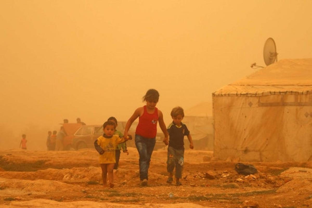 Dahsyatnya terjangan badai pasir di Lebanon, 750 warga sesak napas