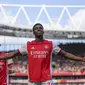 Pemain Arsenal Eddie Nketiah (tengah) merayakan dengan rekan setimnya setelah mencetak gol ke gawang Leeds United dalam pertandingan Liga Inggris di Emirates Stadium, London, Minggu, 8 Mei 2022. (AP Photo/Frank Augstein)