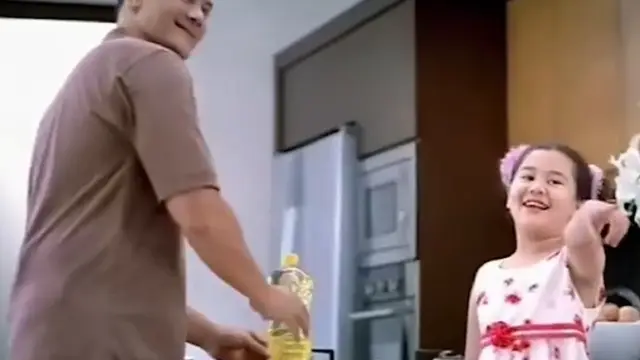 Aaliyah Massaid dan Zahwa Massaid bersama almarhum Adjie Massaid saat iklan produk minyak goreng. (Dok: IG @aaliyah_massaid)