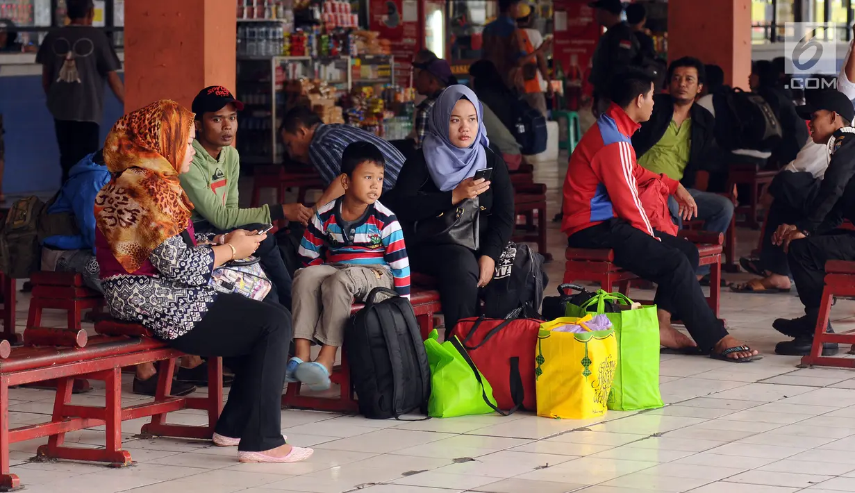 Calon pemudik menanti bis antar kota antar provinsi di Terminal Kampung Rambutan, Jakarta,  Sabtu (24/6). Hingga H-1 Lebaran 2017, pemudik terus berdatangan di Terminal Kampung Rambutan.  (Liputan6.com/Helmi Fithriansyah)
