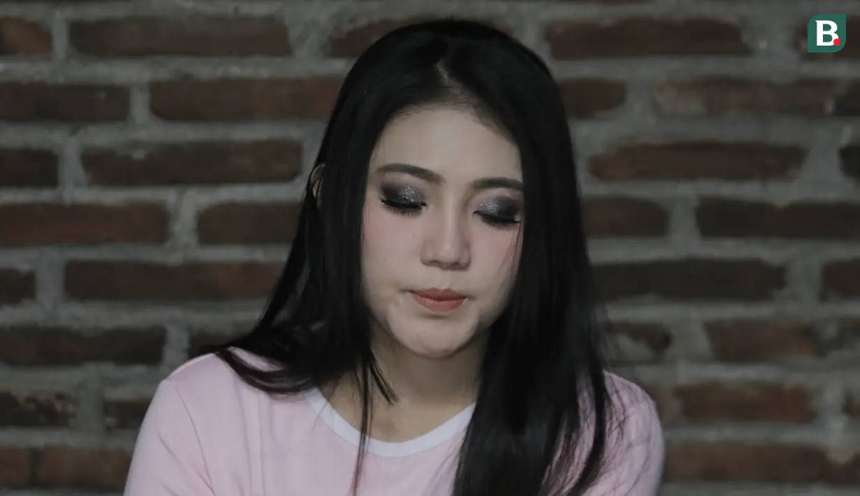Penyanyi dangdut, Via Vallen, memberikan keterangan saat jumpa pers di Studio Toha, Ciputat, Rabu, (06/6/2018). Via Vallen akan menyanyikan lagu yang bertajuk Meraih Bintang pada Asian Games 2018. (Bola.com/M Iqbal Ichsan)