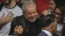 Mantan Presiden Brasil Luiz Inacio Lula da Silva tersenyum setelah dibebaskan di Curitiba, Brasil, (8/11/2019). Seorang hakim memerintahkan pembebasannya setelah putusan Mahkamah Agung bahwa terdakwa hanya boleh dipenjara jika mereka telah kehabisan opsi banding mereka. (AFP Photo/Carl De Souza)