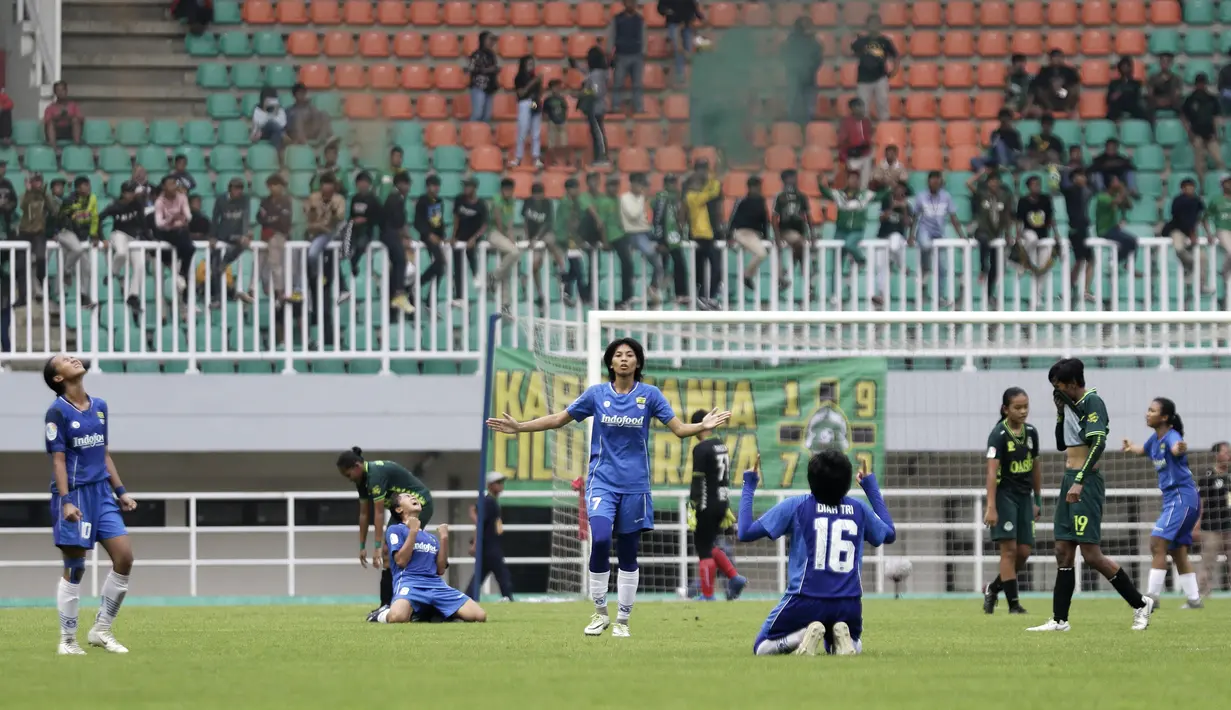 Pemain Persib Bandung Putri merayakan kemenangan atas Tira Persikabo Putri pada laga Liga 1 Putri di Stadion Pakansari, Bogor, Sabtu (28/12). Persib Putri juara Liga 1 Putri 2019.(Bola.com/Yoppy Renato)