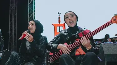 Diketahui Tantri, Chua beserta personil Kotak band kala itu manggung di Yogyakarta. Penampilan Chua saat mengenakan hijab itu justru sukses mencuri perhatian para penonton hingga netizen. (Liputan6.com/IG/@kotakband_).