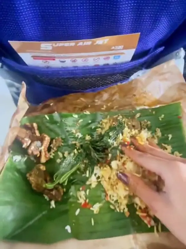 Viral Wanita Makan Nasi Padang di Pesawat