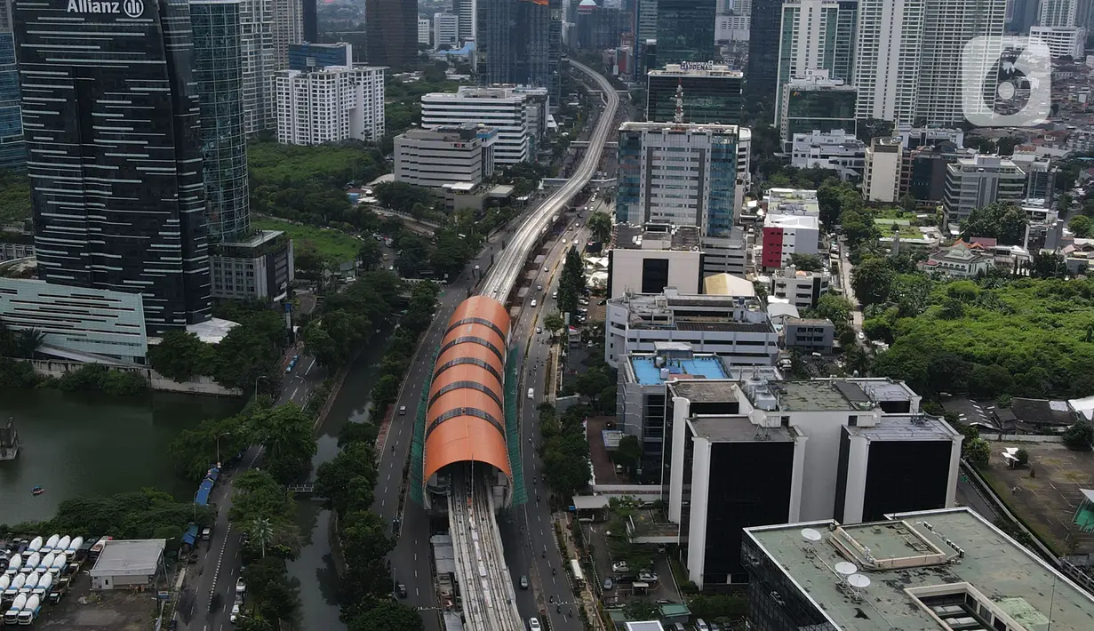 Pembangunan jalur 'light rail train' atau lintas rel terpadu (LRT) Jabodebek rute Cawang-Dukuh Atas tampak dari ketinggian di Jakarta, Jumat (29/1/2021). Nantinya, LRT Jabodebek mampu menampung 500.000 penumpang. (merdeka.com/Imam Buhori)