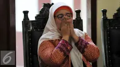 Retno Listyarti mengucap syukur atas dikabulkan gugatan dirinya di PTUN Jakarta, Kamis (7/1/2016). Majelis hakim PTUN Jaktim memenangkan Retno terkait gugatan SK Kadisdik DKI mengenai pencopotannya sebagai Kepsek SMAN 3. (Liputan6.com/Yoppy Renato)