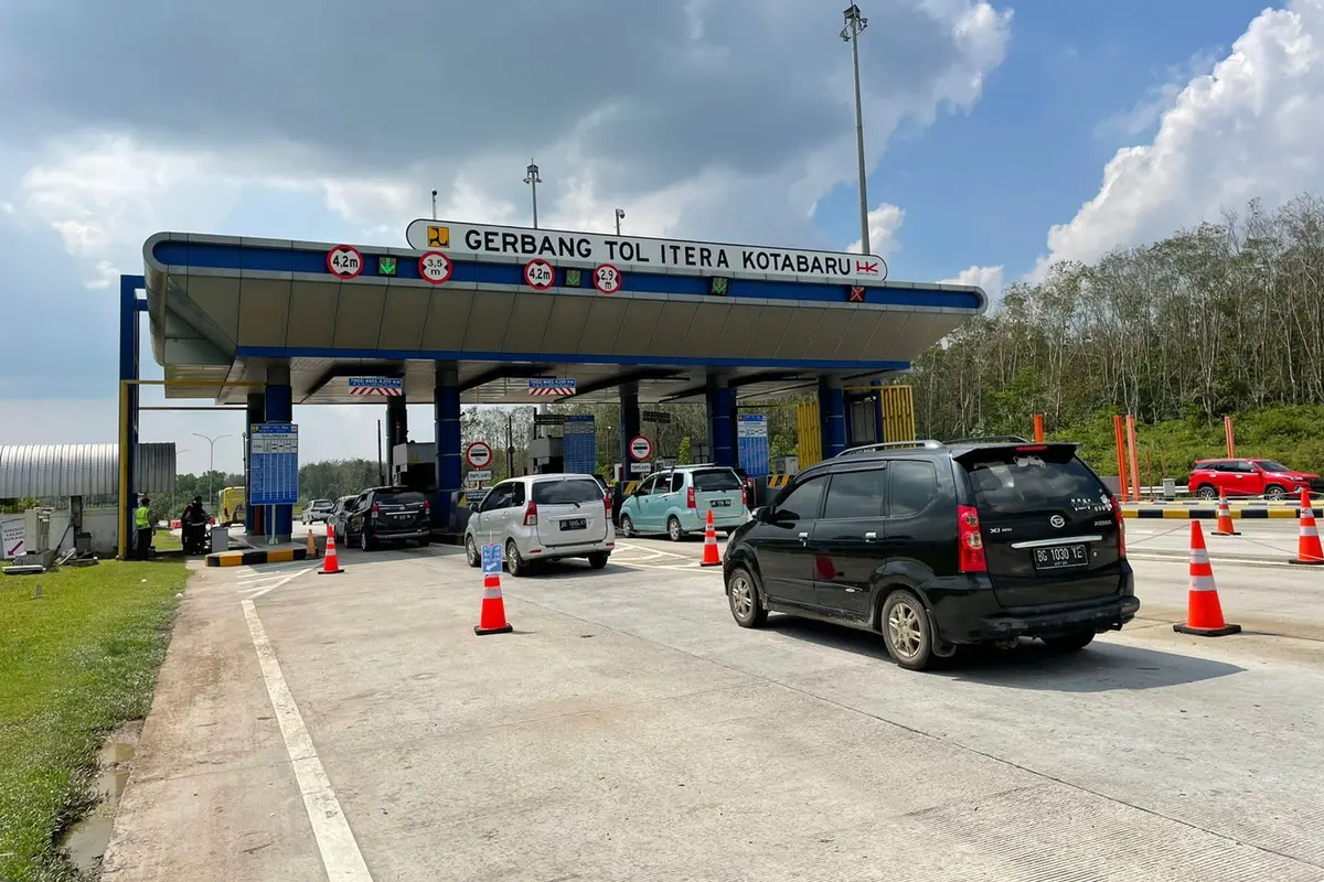 Sebanyak 46.902 kendaraan meninggalkan Pulau Sumatra untuk kembali ke Pulau Jawa melalui Jalan Tol Trans Sumatera (JTTS) via Gerbang Tol (GT) Bakauheni Selatan. (Dok Hutama Karya)