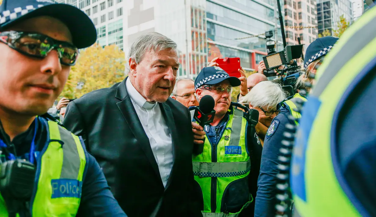 Tokoh Katolik Australia, Kardinal George Pell saat akan menjalani sidang dugaan pelecehan seksual di Melbourne, Rabu (2/4). Peradilan dilangsungkan di Melbourne Magistrate Court. (AP Photo/Asanka Brendon Ratnayake)