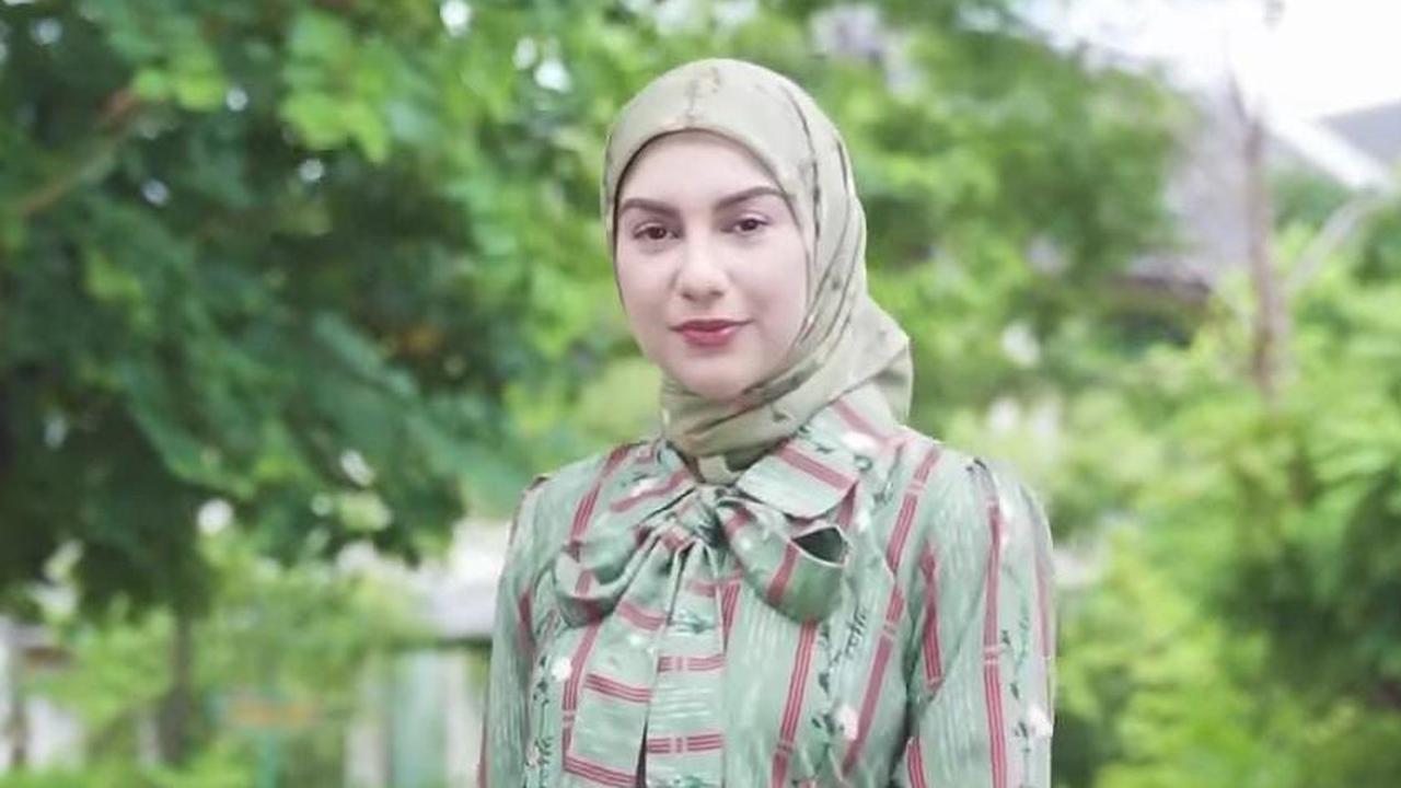 Tampil Cantik Elegan di Hari Lebaran dengan Model Hijab Ala Irish Bella, Simpel dan Gampang Tapi Hasilnya Maksimal