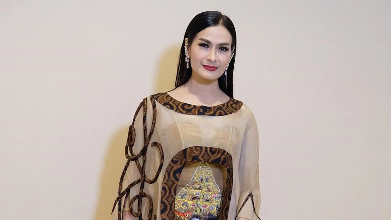Iis Dahlia. (Foto: Instagram @isdadahlia)
