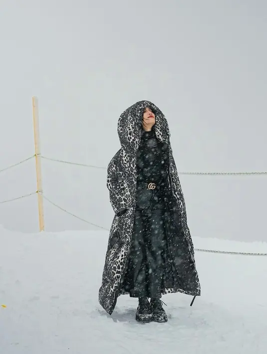 Saat liburan di Swiss, Fuji menampilkan gaya penuh pesona mengenakan outfit musim dingin. [Foto: Instagram/fuji_an]