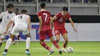 Ada momen spesial dalam laga FIFA Matchday 2023 antara Timnas Indonesia menghadapi Palestina yang berlangsung di Stadion Gelora Bung Tomo, Surabaya, Rabu (14/6/2023) malam WIB. Ya, apalagi kalau bukan momen debut bagi dua pemain naturalisasi, Rafael Struick dan Ivar Jenner. Keduanya diturunkan oleh pelatih Shin Tae-yong dalam laga yang berakhir imbang 0-0. Seperti apa aksinya? (Bola.com/Wahyu Pratama)