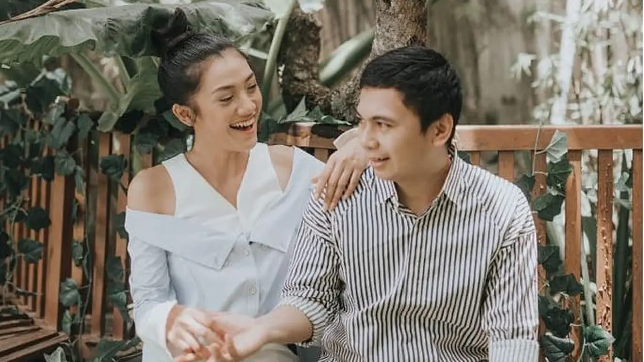 [Bintang] Raditya Dika dan Anissa Aziza