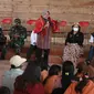Kehadiran Menteri Sosial (Mensos) Tri Rismaharini di lokasi pengungsian korban letusan Gunung Sinabung di Karo mendapat sambutan antusias warga (Istimewa)