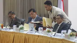 Ketua Komisi Yusial (KY) Abdul Chair Ramadhan (tengah)dan Anggota KY Andi Muhammad Asrun tengah (kiri) menguji calon hakim agung saat tes wawancara terbuka di Gedung Komisi Yudisial , Jakarta, Selasa (4/8/2026). (KLY/ Arie Basuki)