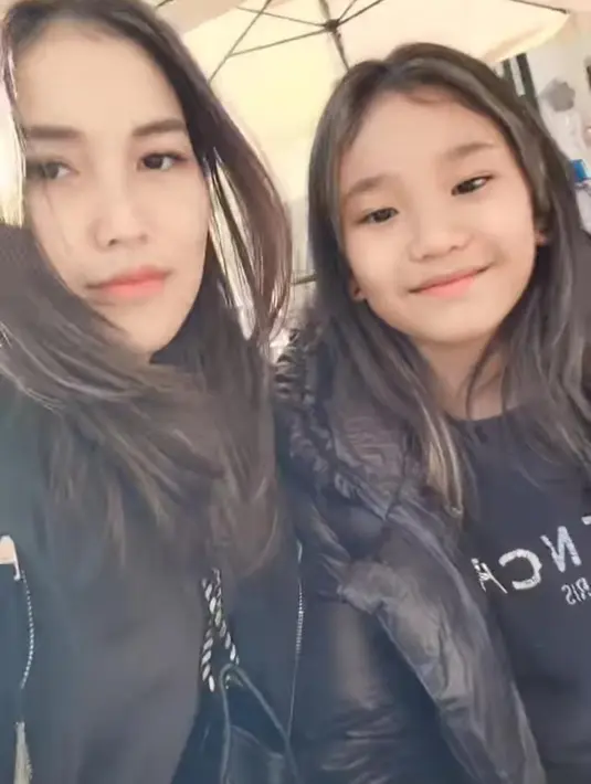 Tak sendiri, Ayu Ting Ting mengajak keluarga besar, termasuk anak semata wayangnya, Bilqis Khumaira Razak [instagram/ayutingting92]