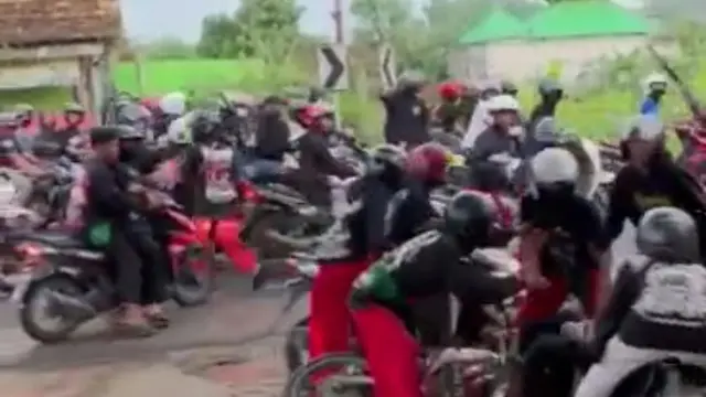 Aksi pengeroyokan sepasang kekasih oleh gerombolan orang yang diduga anggota perguruan silat di Tuban. (Istimewa)