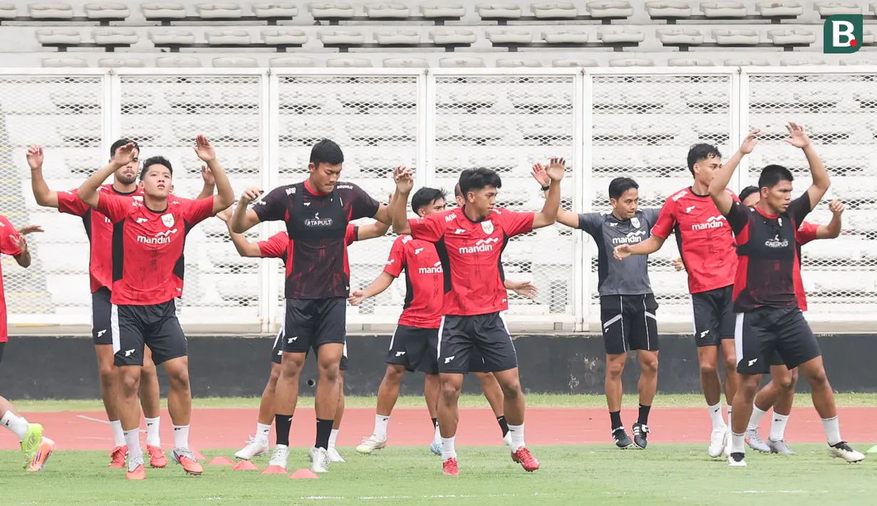 Para pemain Timnas Indonesia U-22 menjalani latihan di Stadion Madya, Senayan, Jakarta, Rabu (26/11/2025) jelang keberangkatan ke SEA Games 2025.