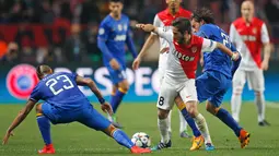 Gelandang AS Monaco, Joao Moutinho (kedua kiri) berusaha melewati dua pemain Juventus di leg kedua 8 besar Liga Champions di Stade Louis II, Kamis (23/4/2015). AS Monaco bermain imbang 0-0 dengan Juventus. (Reuters/Jean-Paul Pelissier)