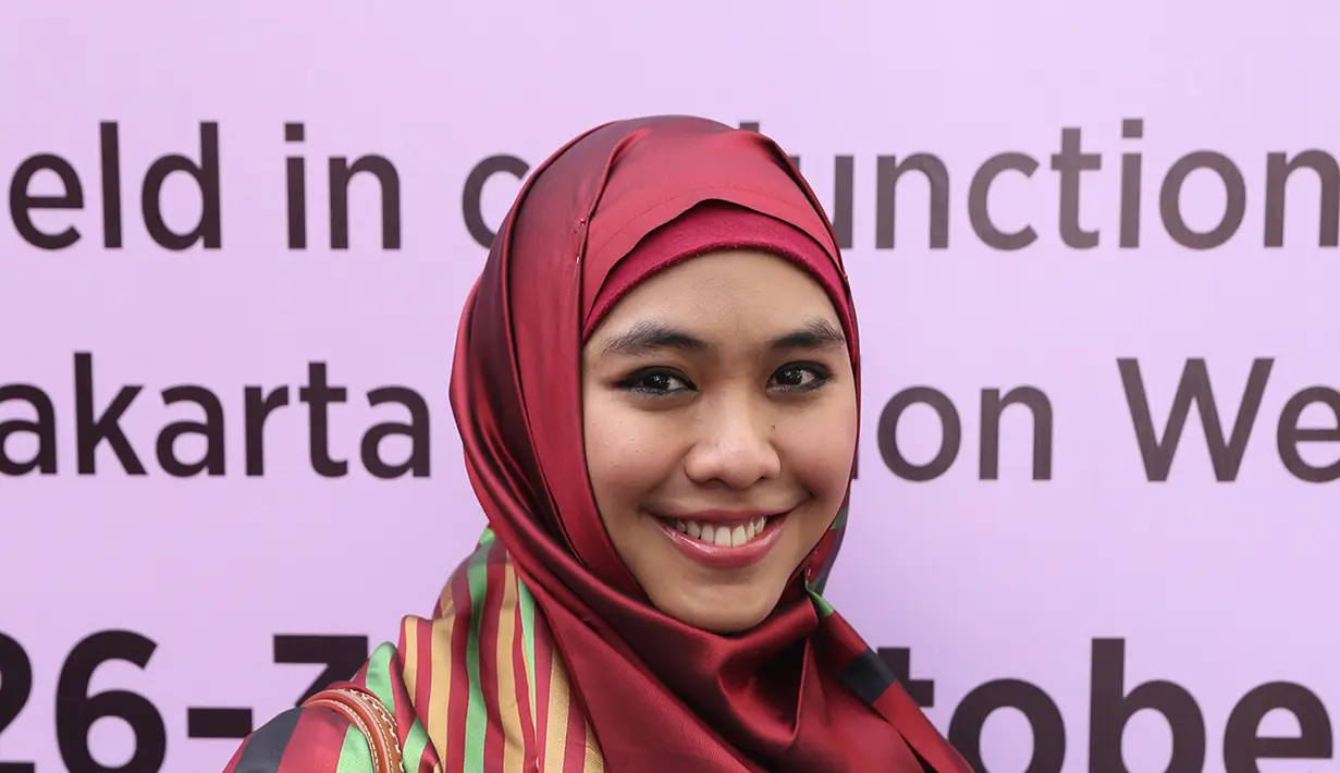 Oki menganggap dengan berbisnis busana muslimah juga dianggapnya sebagai bagian dari dakwah. Visi misi dari bisnisnya ini pun agar orang Indonesia yang mayoritas Muslim bisa menggunakan baju yang rapi dan sopan. (Andy Masela/Bintang.com)