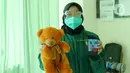 dr. Melanie Husna (34) menunjukkan foto anaknya saat di RSUD Pasar Minggu, Jakarta, Jumat (22/5/2020). Melanie Husna sudah 2 bulan tidak bertemu keluarga selama bertugas menjaga COVID -19 di RSUD Pasar Minggu. (Liputan6.com/Herman Zakharia)