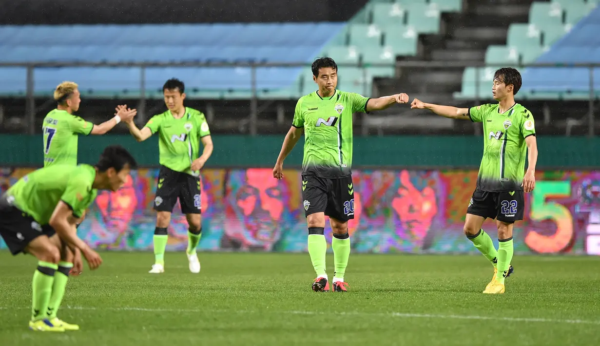 Pemain Jeonbuk Hyundai Motors merayakan kemenangan atas Suwon Samsung Blue Wings pada laga K-League Korea Selatan di Jeonju World Cup Stadium, Jeonju, Jumat (8/5/2020). Jeonbuk Hyundai Motors menang 1-0 atas Suwon Samsung Blue Wings.(AFP/Jung Yeon-Je)