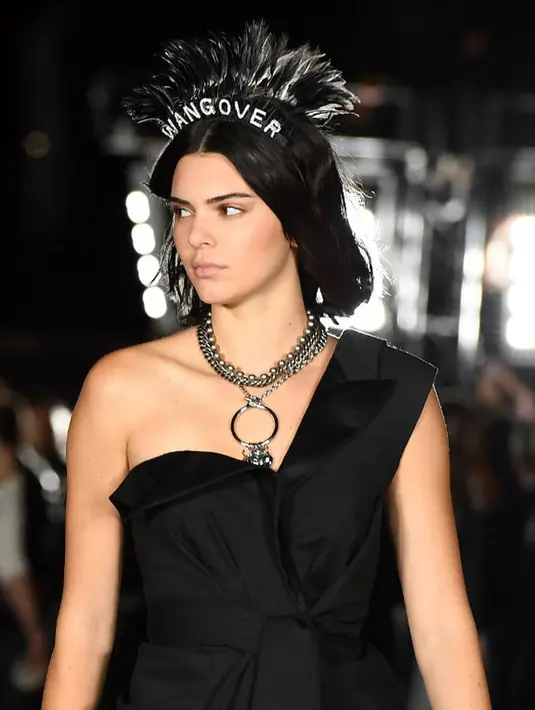 Kendall Jenner, belum lama ini ikut diberitakan seperti saudara perempuan yang lainnya. Wanita cantik ini disebut-sebut sedang berbadan dua. Seakan menampik rumor tersebut ia pun mengunggah sebuah foto. (AFP/Angela Weiss)
