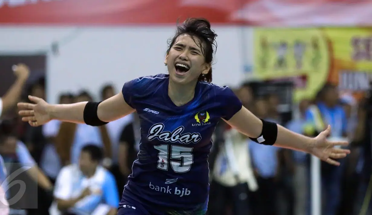 Pevoli Jawa Barat, Yolla Yuliana bersorak saat meraih poin pada laga final PON XIX melawan Jawa Timur di Gelora Sabilulungan Si Jalak Harupat, Kab Bandung, Rabu (28/9). Jawa Barat unggul tiga set 25-16, 25-17, 25-21. (Liputan6.com/Helmi Fithriansyah)