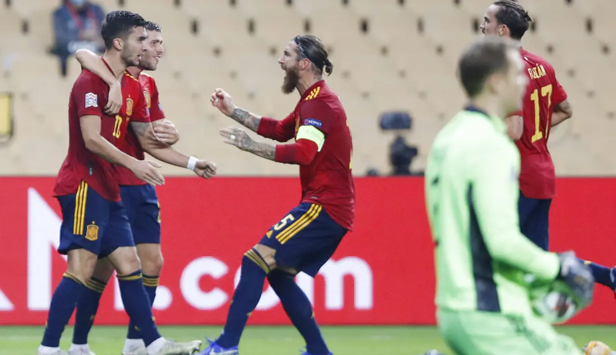 Pemain Spanyol, Sergio Ramos, merayakan gol ke gawang Jerman pada laga UEFA Nations League di di Estadio Olimpico de Sevilla, Rabu (18/11/2020). Spanyol menang dengan skor 6-0. (AP/Miguel Morenatti)