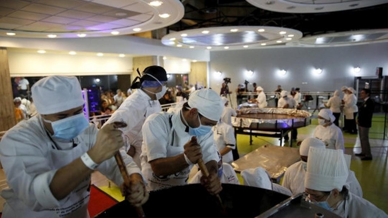 Cokelat koin raksasa seberat 1 ton pecahkan rekor dunia