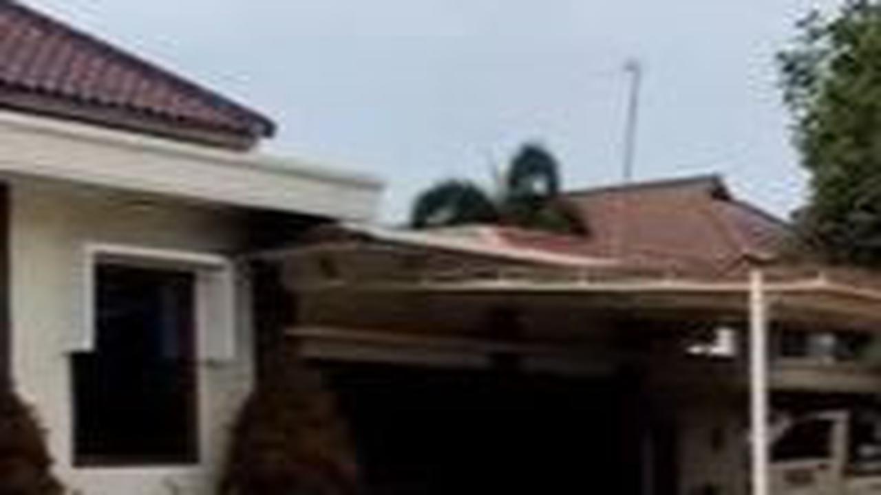 Rumah Umuh Muchtar di Sukabumi memiliki bentuk memanjang ke belakang dengan sebuah garasi besar yang mampu memuat beberapa kendaraan.