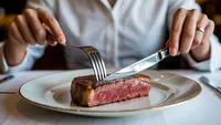 Cara Makan Steak dengan Garpu dan Pisau yang Benar dan Elegan
