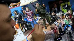 Dennis Mendoza menyelesaikan  mainan  yang merupakan karakter dari Rodrigo Duterte di  Filipina,(19/7). Presiden yang dikenal diktator ini baru-baru ini membuat pernyataan yang akan membunuh siapa saja yang menggunakan narkoba. (REUTERS / Romeo Ranoco)