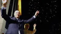 Presiden Turki Recep Tayyip Erdogan dan istri, Emine menyapa pendukung Partai AKP di Ankara, Turki, Senin (25/6). Pemilu ini untuk pertama kalinya digelar sejak Turki mengubah sistem parlementer ke presidensial. (Presidency Press Service via AP, Pool)