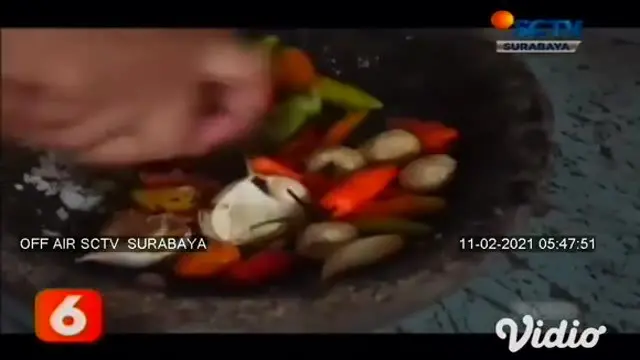 Sebuah warung di Nganjuk, Jawa Timur, menyajikan kuliner unik khas musim penghujan, yakni belalang goreng. Menyiasati sepinya pembeli karena dampak pandemi Covid-19, penjual juga melayani pembelian secara daring lewat media sosial.