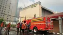 Petugas pemadam kebakaran dikerahkan ke lokasi kebakaran yang melanda gedung Hotel dan Spa Fortune, Jakarta, Rabu (20/4/2016). Belum ada laporan mengenai korban jiwa ataupun kerugian yang ditimbulkan akibat kebakaran tersebut (Liputan6.com/Gempur M Surya)