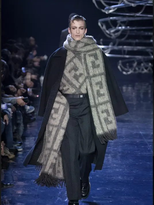 Penampilan logo Fendi monogram juga menarik daya pikat tersendiri. [Foto: FENDI]