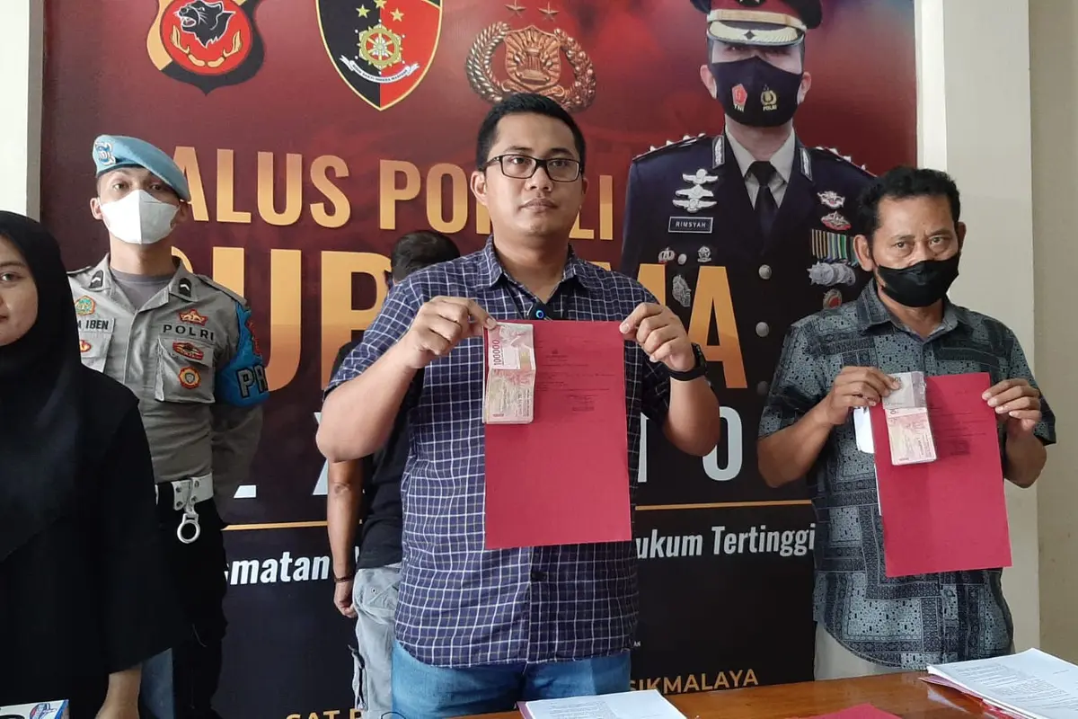 Kasat Reskrim Polres Tasikmalaya AKP Dian Pornomo menunjukan barang bukti perkara rasuah Dana Desa yang dilakukan AR, bekas Kepala Desa Cibalanarik, Tasikmalaya.
