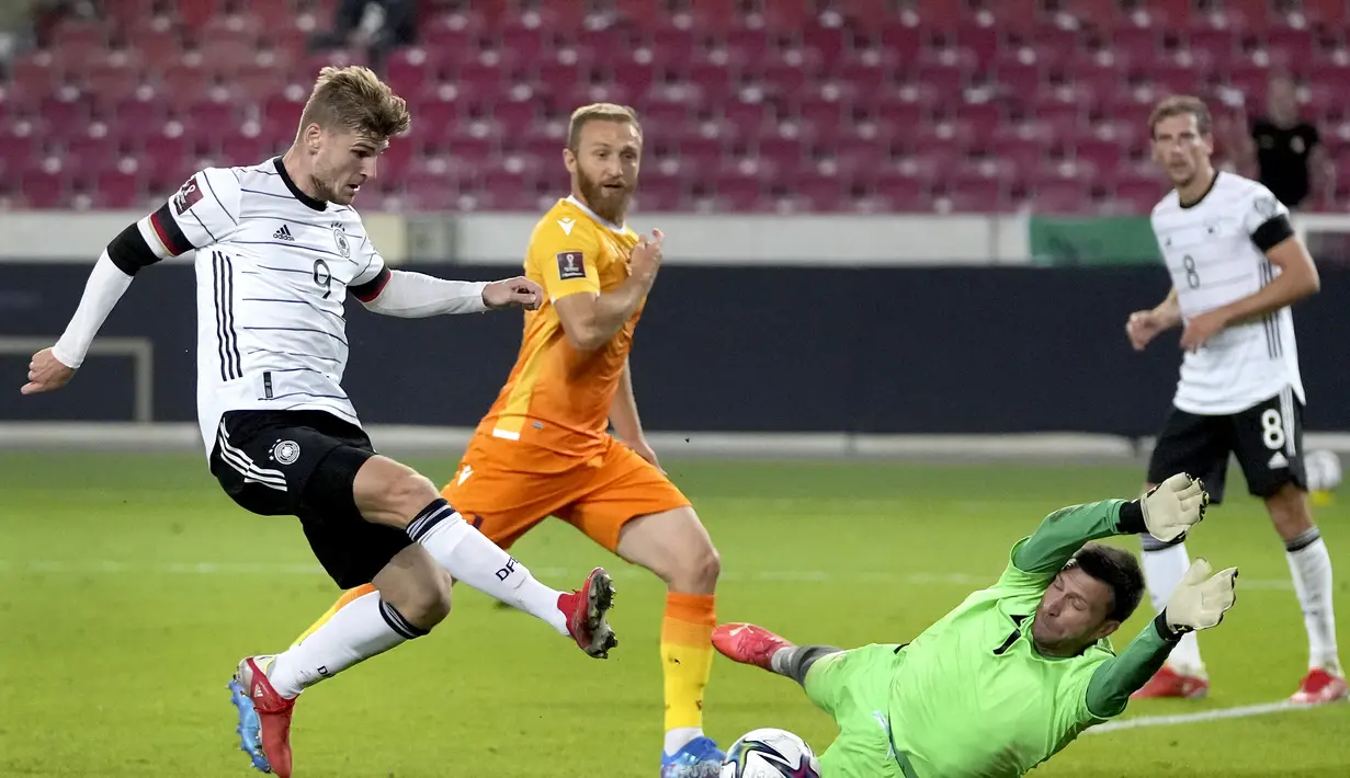 Penyerang Jerman, Timo Werner saat mencetak gol ke gawang Armenia pada pada pertandingan grup J Kualifikasi Piala Dunia 2022 di stadion Mercedes-Benz Arena di Stuttgart, Jerman, Senin (6/9/2021). Jerman kini berada di puncak klasemen dengan poin 12. (AP Photo/Matthias Schrader)