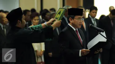 Mirza Adityaswara (kanan) saat mengucapkan sumpah jabatan sebagai Anggota Dewan Komisioner Otoritas Jasa Keuangan (OJK) di Sekretariat Mahkamah Agung, Jakarta, Kamis (20/8/2015). (Liputan6.com/Helmi Fithriansyah)