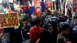 Pengunjung memilih celana jeans di salah satu pusat perbelanjaan di kawasan Blok M, Jakarta, Selasa (14/7/2015). Menjelang idul Fitri 1436, transaksi penjualan di sejumlah pusat perbelanjaan mengalami peningkatan. (Liputan6.com/Helmi Afandi)